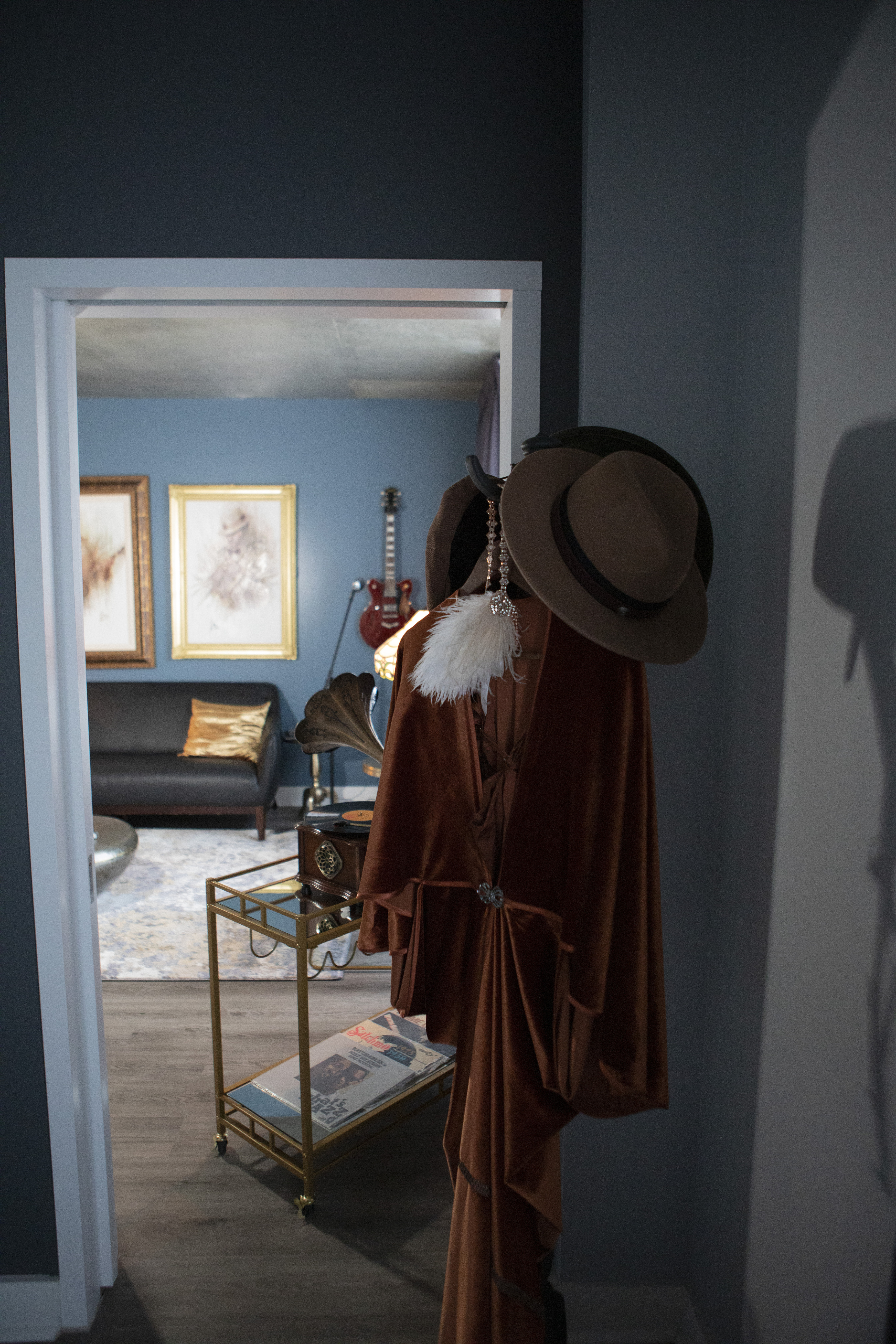 a hat and robe on a swinger in a room